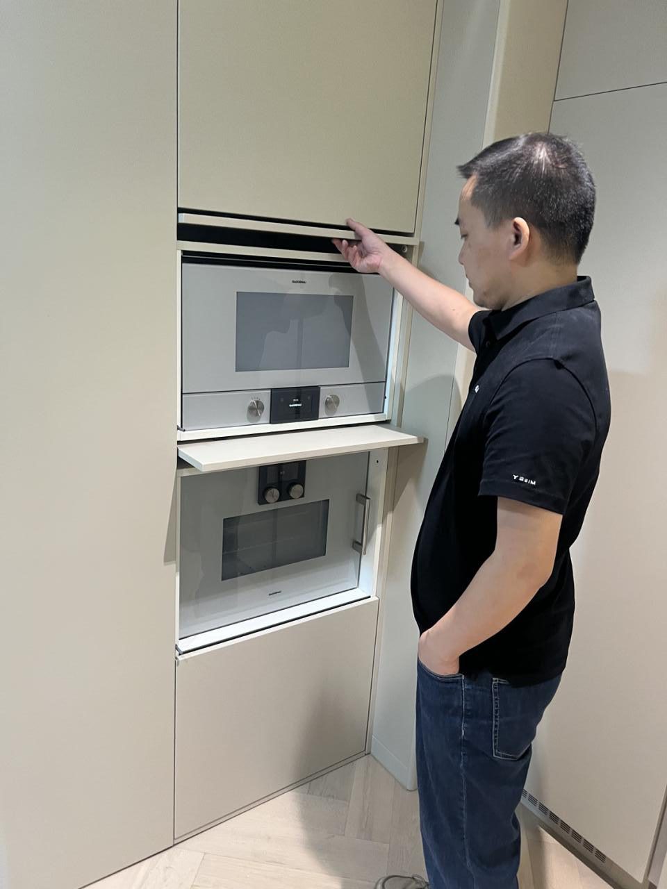 汇悦台厨房翻新后：奶白色整体橱柜与高低台台面