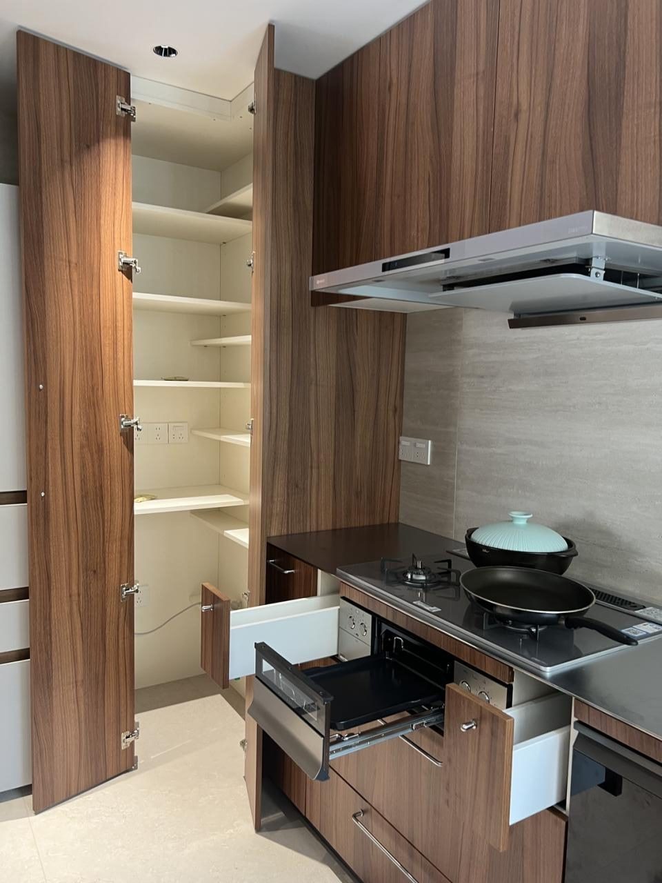 灶台下方多层阻尼骑马抽，锅具餐具分格收纳