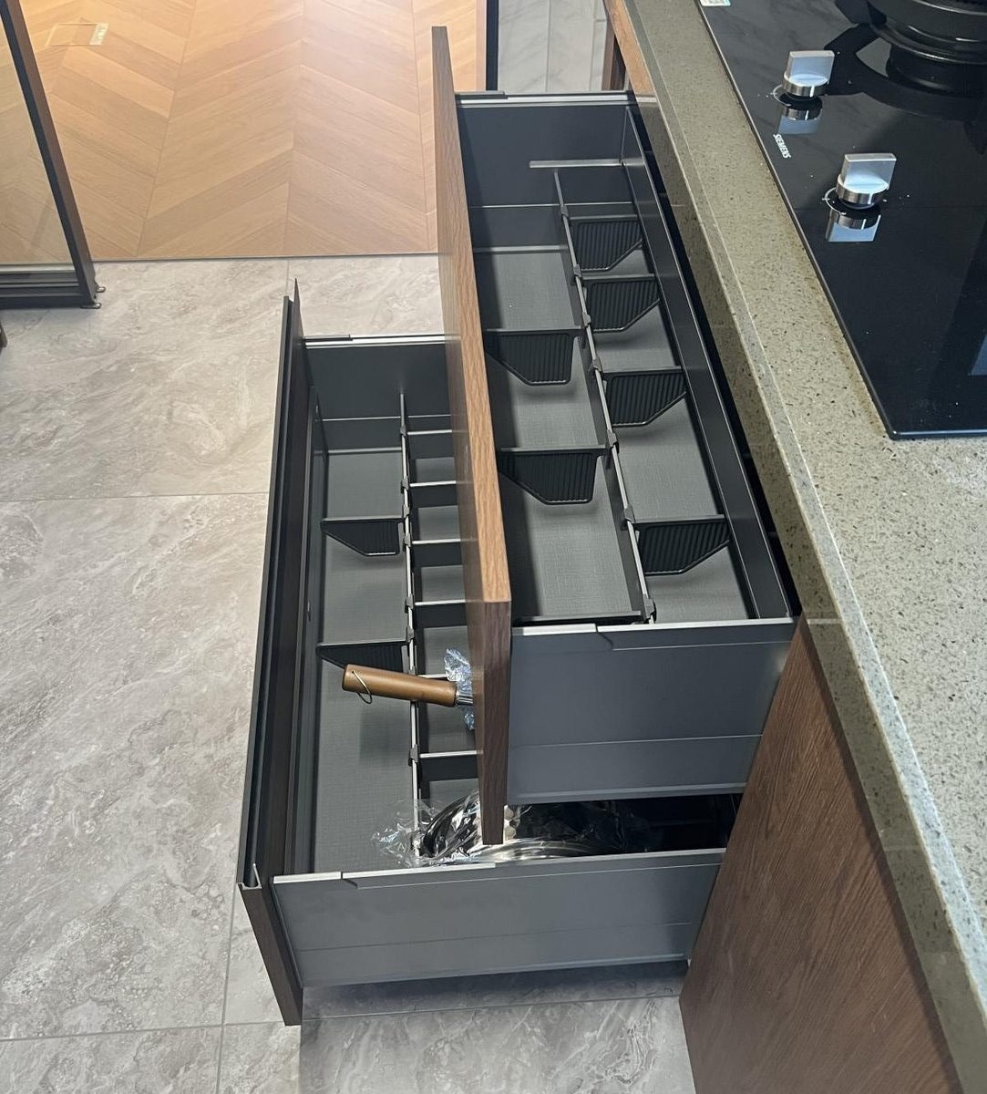 地柜多层骑马抽，餐具工具按格分类收纳