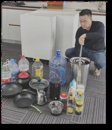 工程师清点测量客户家中的锅具调料
