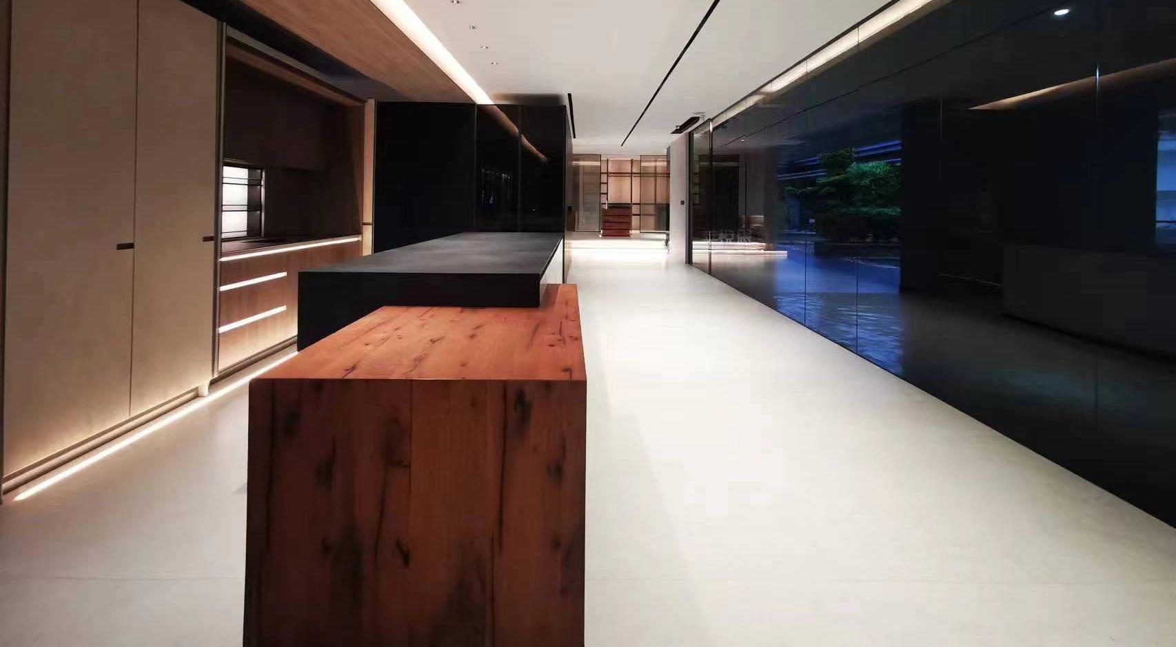 薏米厨房现代深色木质空间展示区